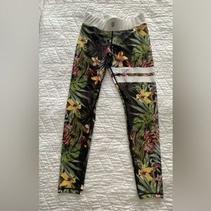 Stronger “Vietnam” design leggings, size M.